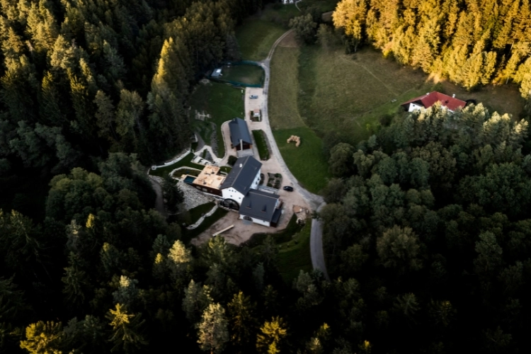 Podhlavický mlýn z dronu